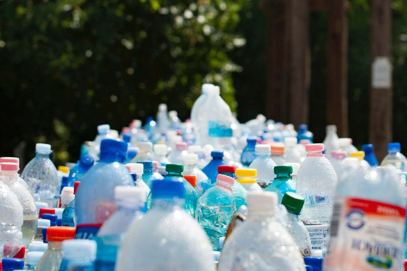 zdjęcie wyróżniające Kod kreskowy i znak kaucji – klucz do odzyskania pieniędzy
